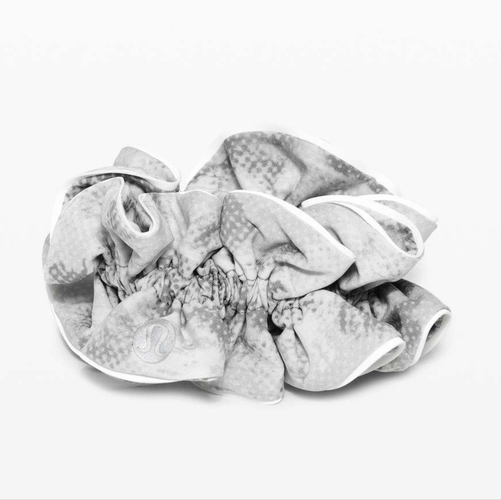 NWOT Lululemon Light Locks Scrunchie II City Breeze Alpine White Multi